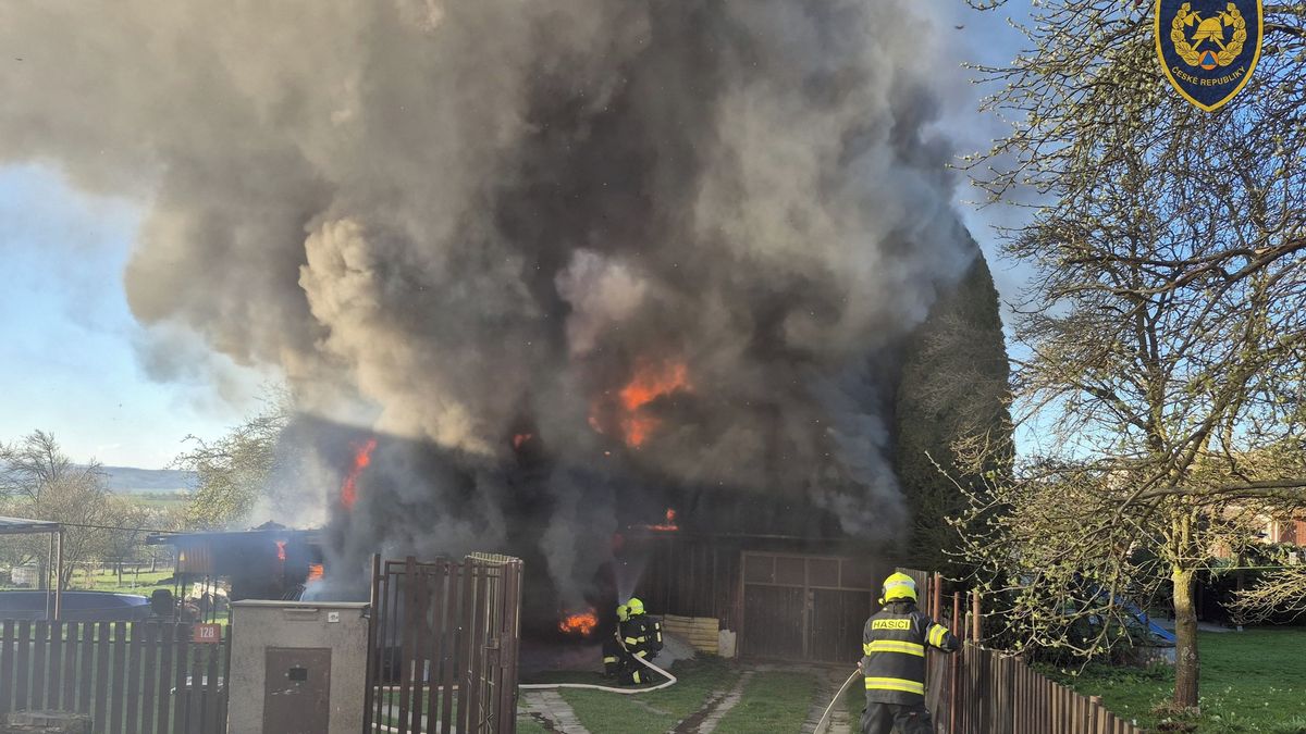 Rozsáhlý požár v Osíčku vyděsil místní, zasahovali hasiči ze dvou krajů